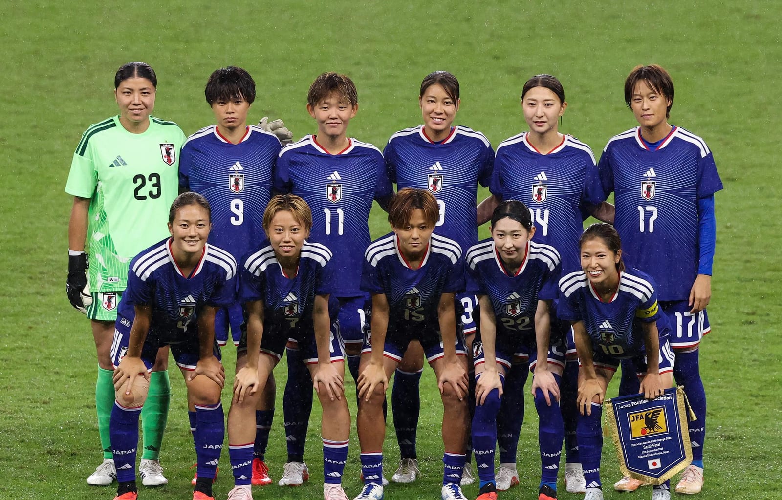 日本女足首发11人赛前合影
