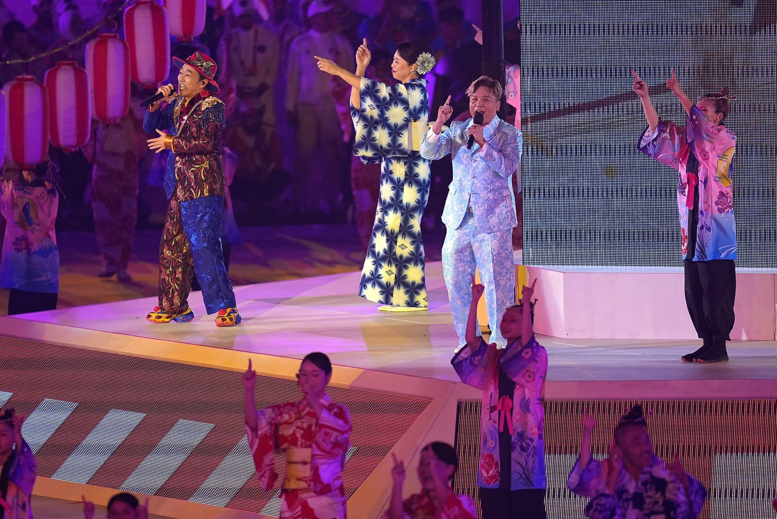 亚运会闭幕式上身穿传统服饰的演员在场地中央演出